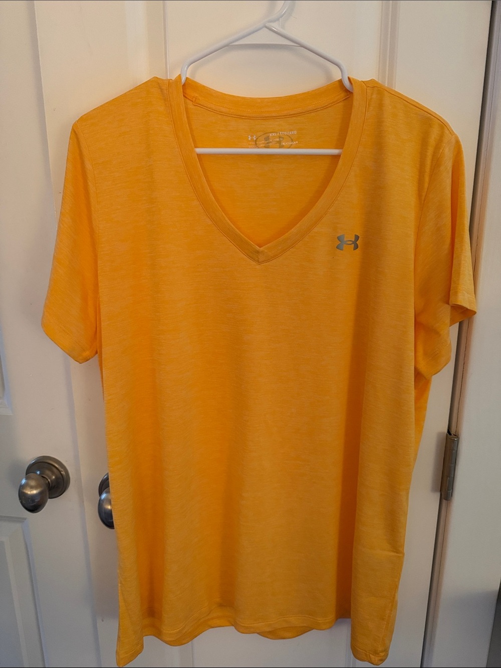 Under Armour Women’s V-Neck Performance Tee - Buttery Orange XXL